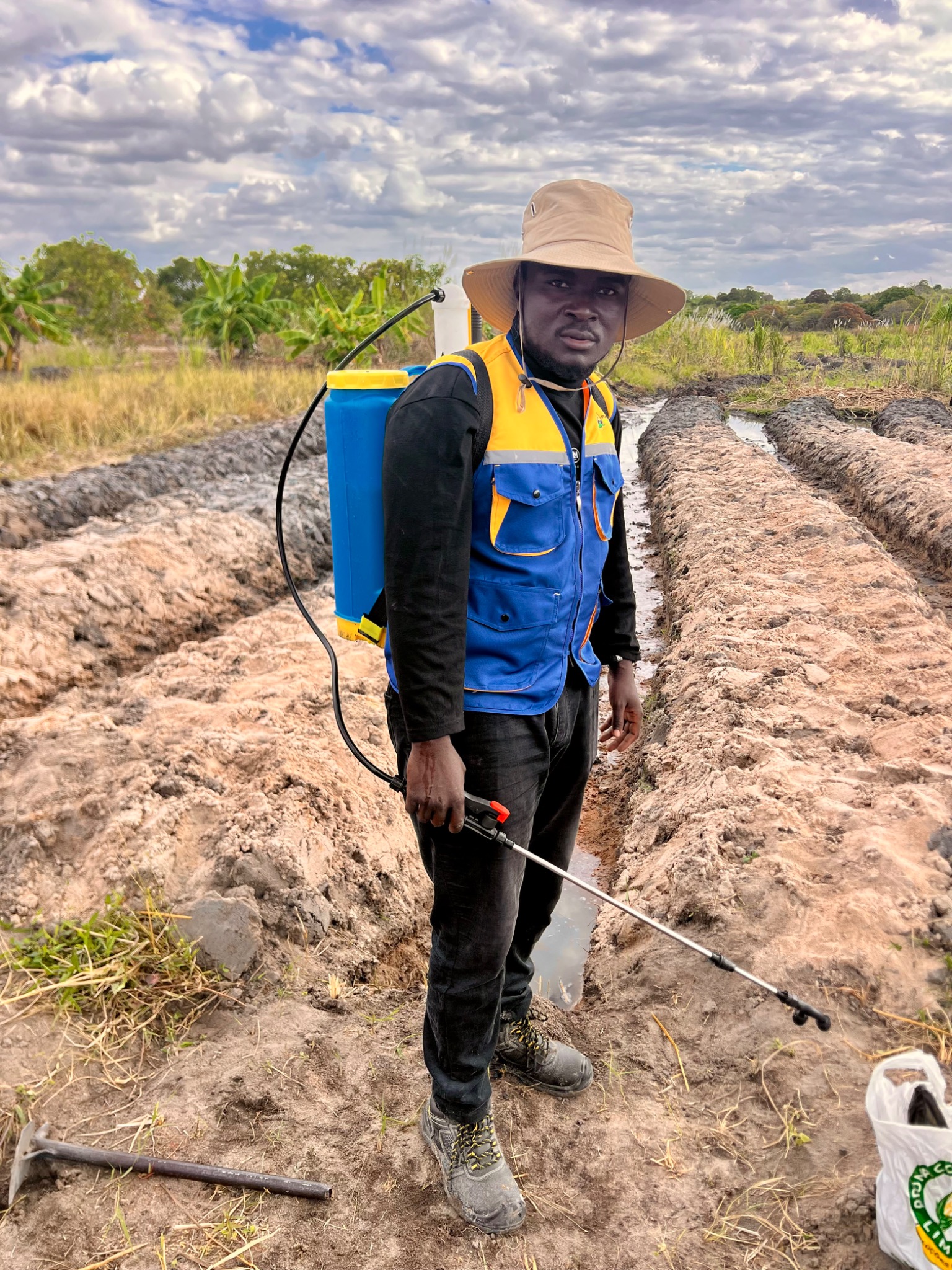 Aplicação agrícola com pulverizador costal